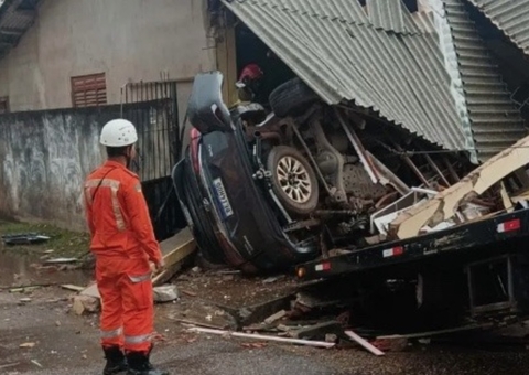 Empresário é baleado e morre ao perder controle de carro e destruir casas