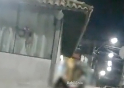 + 18: Casal de turistas faz sexo ao vivo ao lado de secretaria