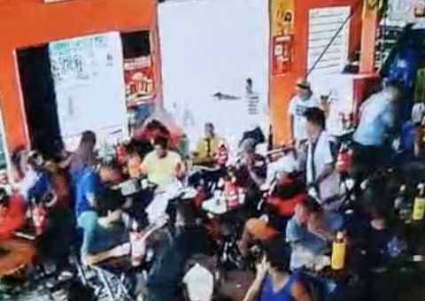 Veja momento em que criminoso invade bar e mata garçonete em Manaus