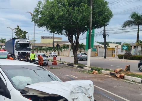 Carro fica destruído ao colidir contra árvore em acidente na estrada da Ponta Negra