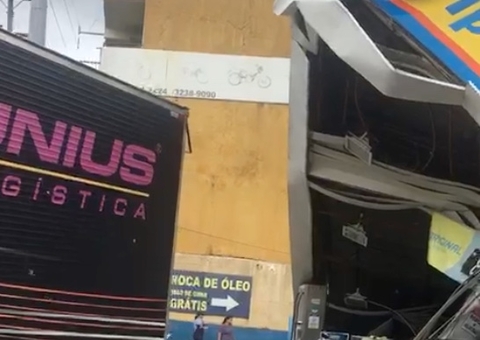 Acidente: Carreta invade e destrói posto de combustível em Manaus; vídeo