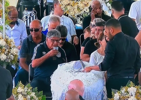 Fãs se despedem de Pelé em velório na Vila Belmiro