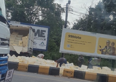 Vídeo: Carga de queijo cai de caminhão e fica espalhada em avenida de Manaus