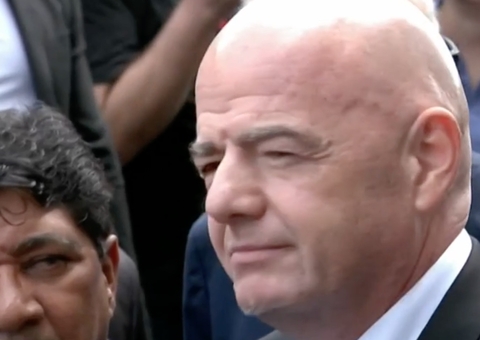 Presidente da Fifa chega ao velório e pede estádios com nome de Pelé