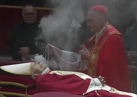 Fiéis prestam homenagem ao Papa emérito na Basílica de São Pedro