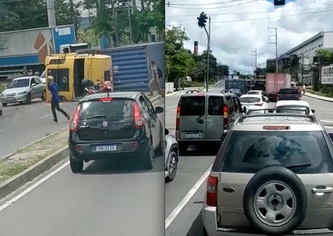 Carreta tomba e bloqueia avenida no Distrito Industrial em Manaus; vídeos
