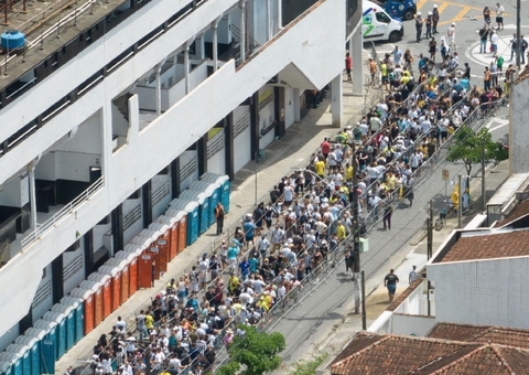 Fila para se despedir de Pelé tem 1 km e calor de 29ºC