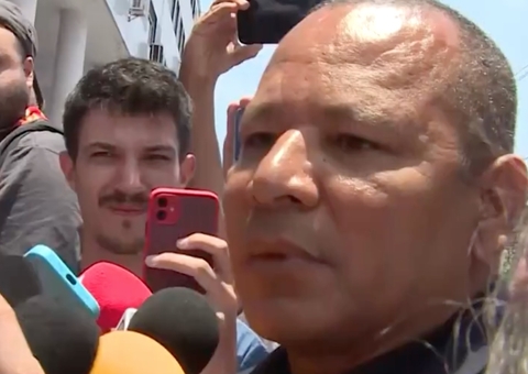 Neymar fica em Paris e é representado pelo pai em velório de Pelé