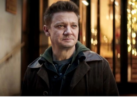 Vídeo mostra Jeremy Renner em máquina de limpar neve antes de acidente
