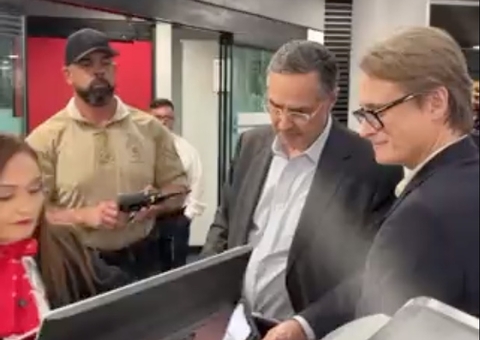 Ministro do STF, Barroso é hostilizado por bolsonaristas no aeroporto de Miami