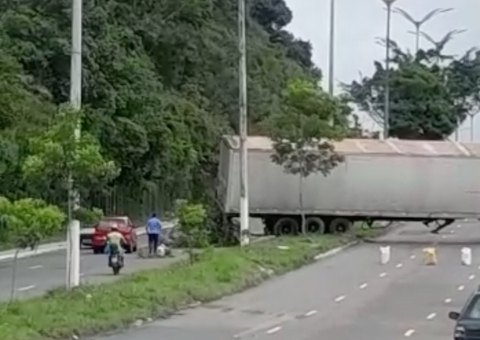 Motociclista escapa da morte após carreta descontrolada invadir avenida em Manaus; vídeo