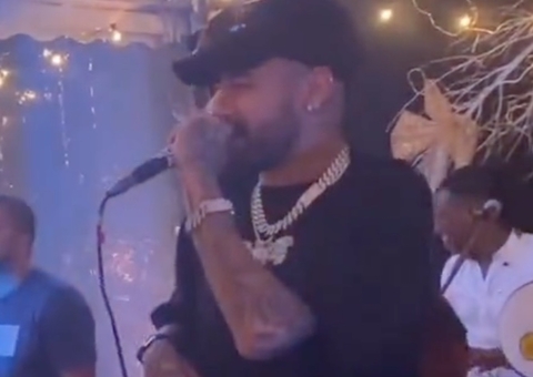 Neymar aparece em roda de samba em Paris após não ir ao velório de Pelé e é criticado