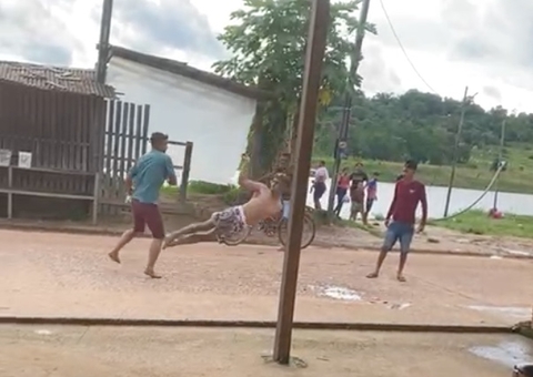 Homem erra 'voadora' e quebra cabeça no chão durante briga no Amazonas; vídeo