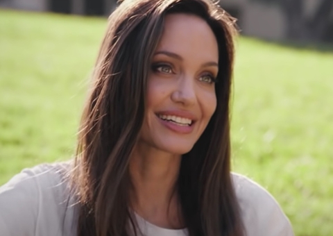 Angelina Jolie e ator 21 anos mais novo são flagrados juntos 