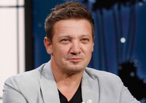 Jeremy Renner aparece em foto na UTI após acidente com máquina de limpar neve