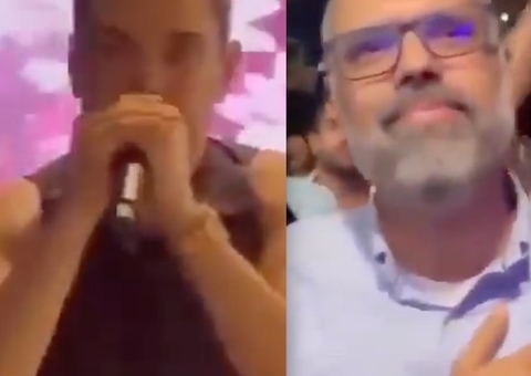 Zezé Di Camargo exalta blogueiro bolsonarista Allan dos Santos em show em Miami