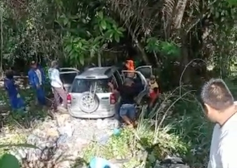 Vídeos: Motorista tem mal súbito e morre após carro cair em ribanceira em Manaus