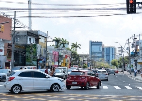 Passageira pula de ônibus em movimento para escapar de assalto em Manaus