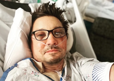 Jeremy Renner teve peito afundado e tronco esmagado em acidente, revela ligação ao 911