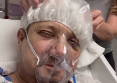 Jeremy Renner aparece em vídeo na UTI após ser esmagado em grave acidente