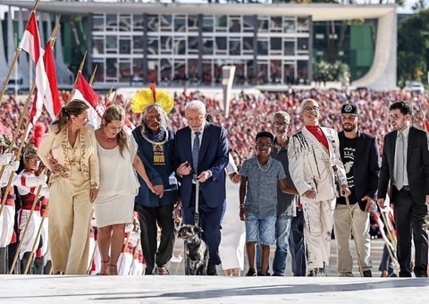 Lula quebrou protocolos e não quis deixar ninguém para trás, diz influenciador que entregou a faixa