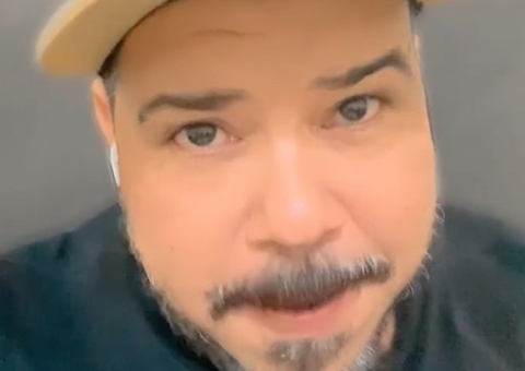 Vocalista do grupo de pagode Bokaloka infarta durante show no RJ 