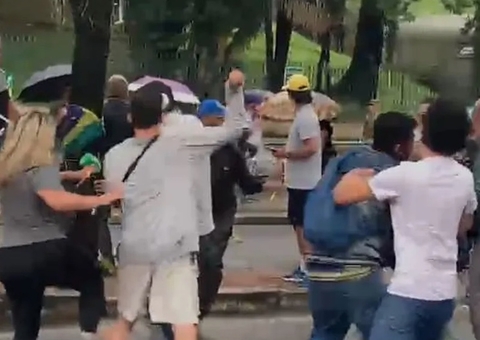Vídeo: Bolsonaristas agridem jornalistas durante desmonte de acampamento em frente a quartel