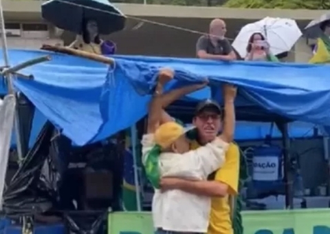 Bolsonarista ameaça agentes após ser retirado de acampamento em quartel