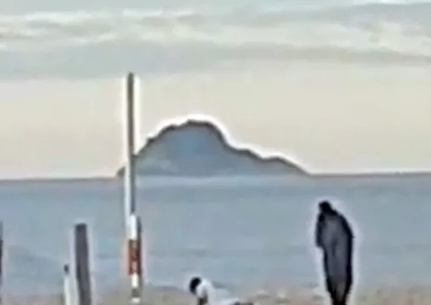 Morador de rua 'empata' sexo frenético de casal no meio da praia de Ipanema no RJ; vídeo
