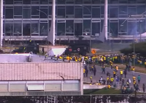 Bolsonaristas pedem golpe militar em manifestação; PM reage com bombas
