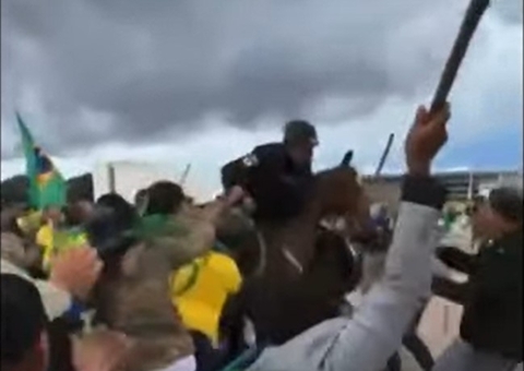 Bolsonaristas derrubam PM de cavalo e o agridem brutalmente a pauladas; vídeo
