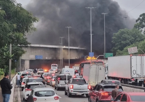 Vídeo: Protesto bloqueia Marginal Tietê em São Paulo; suspeita de ato bolsonarista