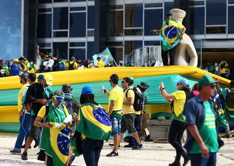 Em grupos, bolsonaristas celebram ataque na Esplanada e culpam esquerda