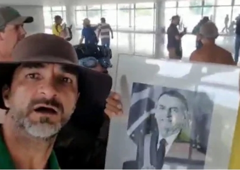 Vídeos: Radicalistas posam com foto de Bolsonaro durante destruição da galeria dos presidentes 