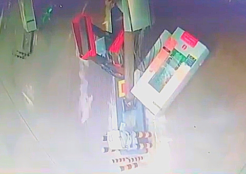 Vídeo mostra momento em que estrutura de posto desaba durante temporal em Manaus