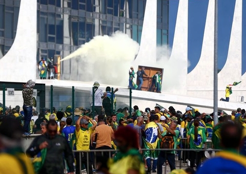 Granadas foram deixadas por bolsonaristas no STF e Congresso, diz Randolfe