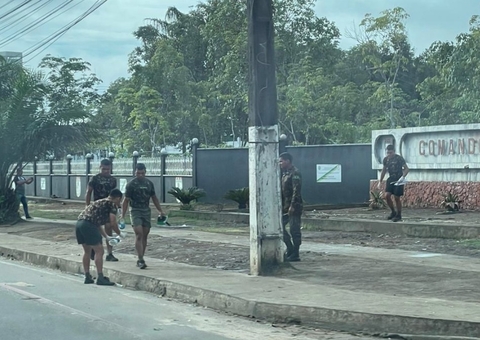 Militares tentam tirar forte odor de fezes e urina do CMA após fim de acampamento bolsonarista em Manaus