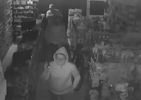 Vídeo: Idosos são flagrados roubando medicamentos de farmácia