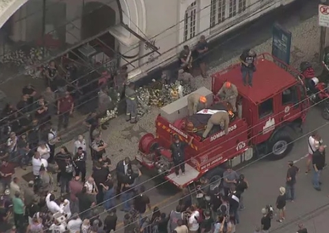 Corpo de Roberto Dinamite segue em cortejo até Caxias para enterro