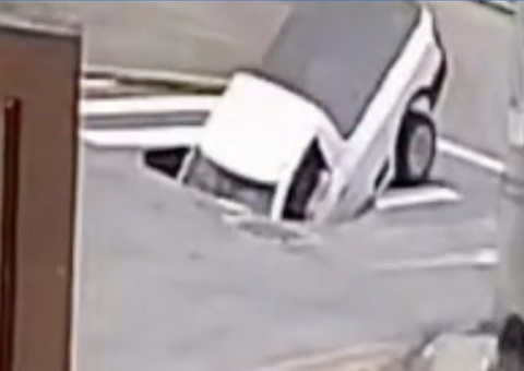 Cratera se abre no meio da rua e motorista é engolido com veículo; vídeo