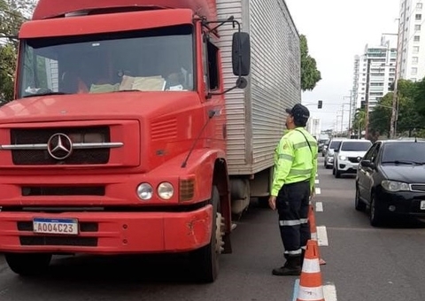 Veículos pesados passam por fiscalização em Manaus e motoristas são multados