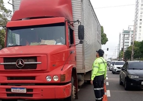 Veículos pesados passam por fiscalização em Manaus e motoristas são multados