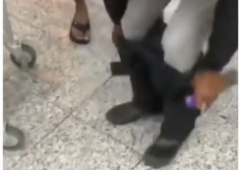 Mototaxista abaixa as calças em mercado para provar que não roubou nada