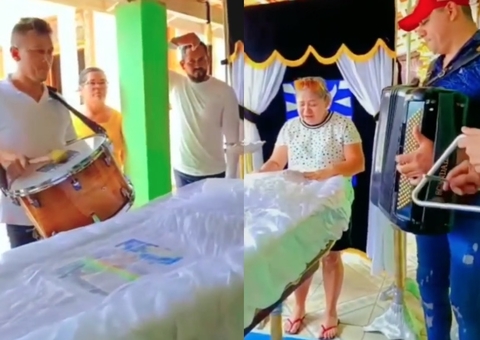 Vídeo: Velório de idoso viraliza após cerimônia virar show de forró