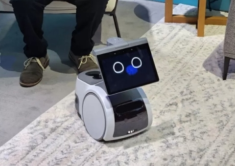 Robô transporta objetos e vigia casa na sua ausência