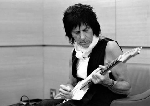 Morre Jeff Beck, lenda da guitarra e ícone do rock, aos 78 anos