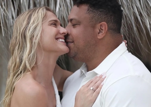 Ronaldo Fenômeno pede Celina Locks em casamento após 8 anos de namoro