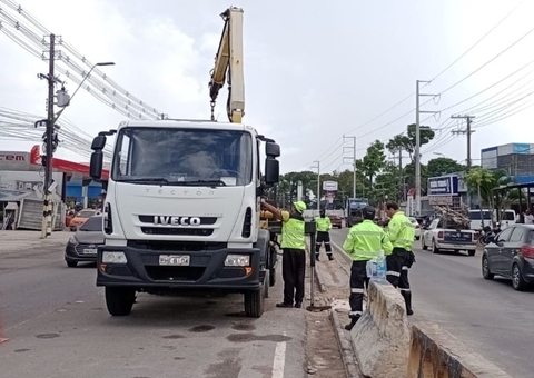 IMMU coíbe retorno irregular na Torquato Tapajós com instalação de blocos de concreto