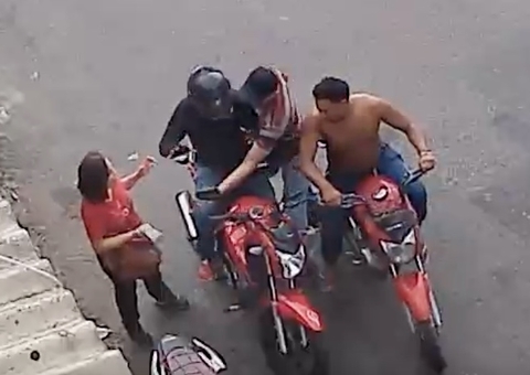 Vídeo: 'Moto por aplicativo' e passageira são assaltados ao finalizar corrida em Manaus