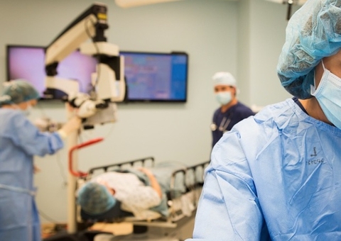 Idoso fica cego ao fazer cirurgia em olho errado